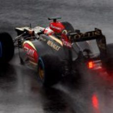 El Lotus de Romain Grosjean sobre la lluvia de Barcelona