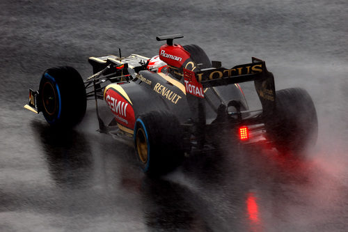 El Lotus de Romain Grosjean sobre la lluvia de Barcelona
