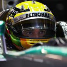 Lewis Hamilton en el interior de su Mercedes W04