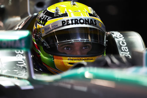 Lewis Hamilton en el interior de su Mercedes W04