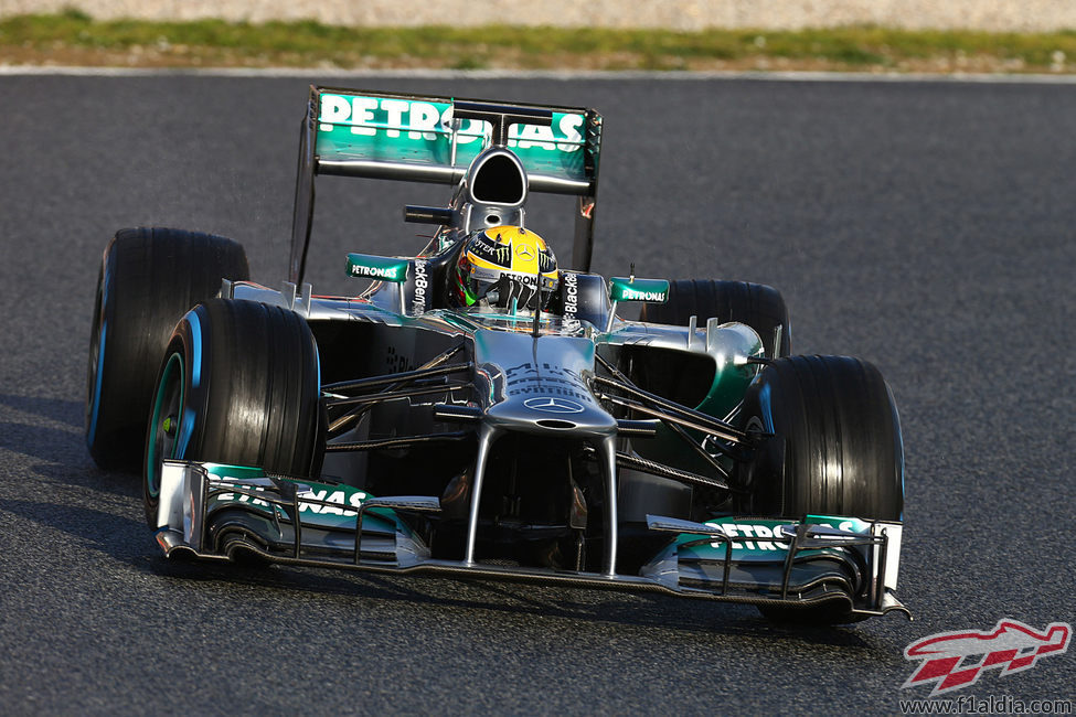 Lewis Hamilton con neumáticos de lluvia en Barcelona