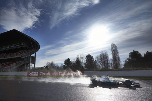 El Mercedes de Lewis Hamilton levanta una estela de agua en la recta