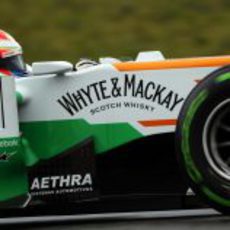 Paul di Resta con neumáticos intermedios en su Force India