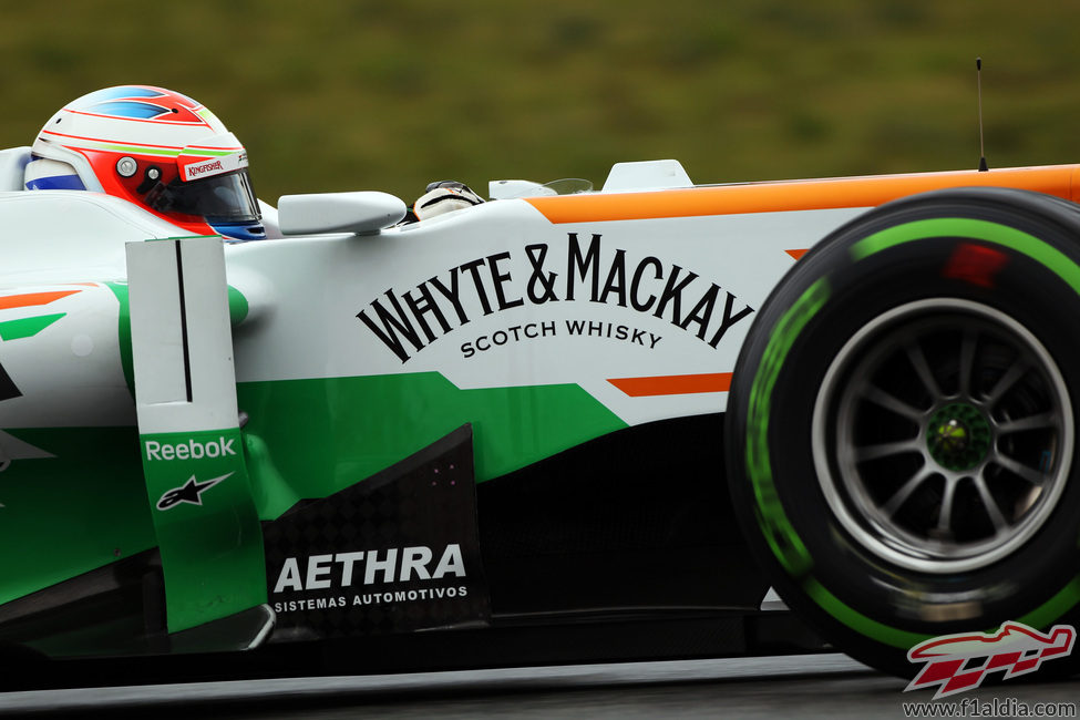 Paul di Resta con neumáticos intermedios en su Force India