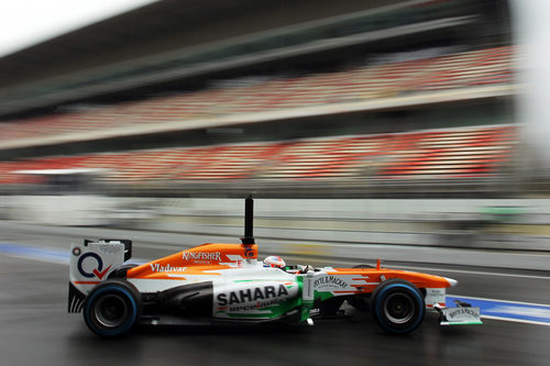 Paul di Resta sale de boxes en el Circuit de Catalunya