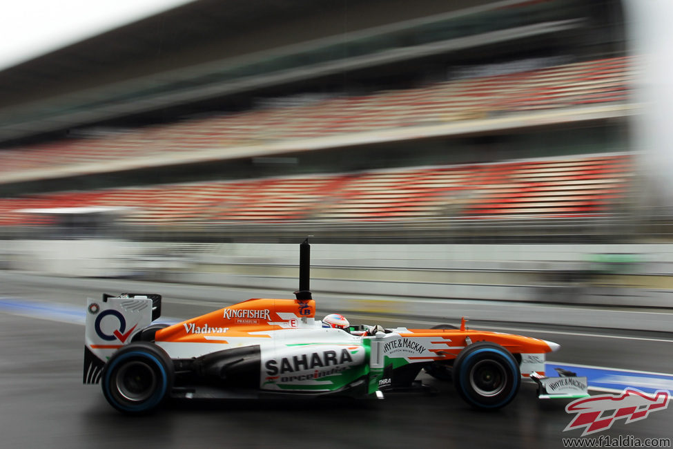 Paul di Resta sale de boxes en el Circuit de Catalunya