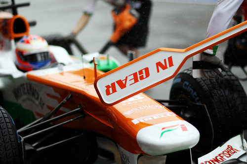 Parada en boxes para Paul di Resta en los test de Montmeló