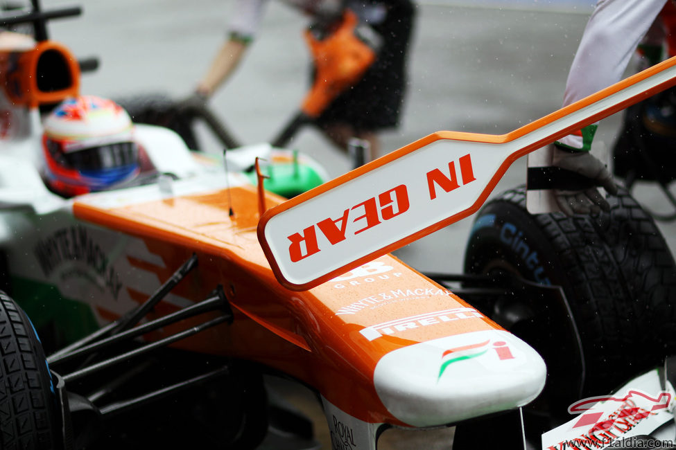 Parada en boxes para Paul di Resta en los test de Montmeló