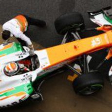 Los mecánicos empujan el Force India de Adrian Sutil al box