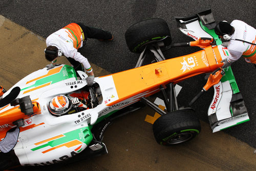 Los mecánicos empujan el Force India de Adrian Sutil al box