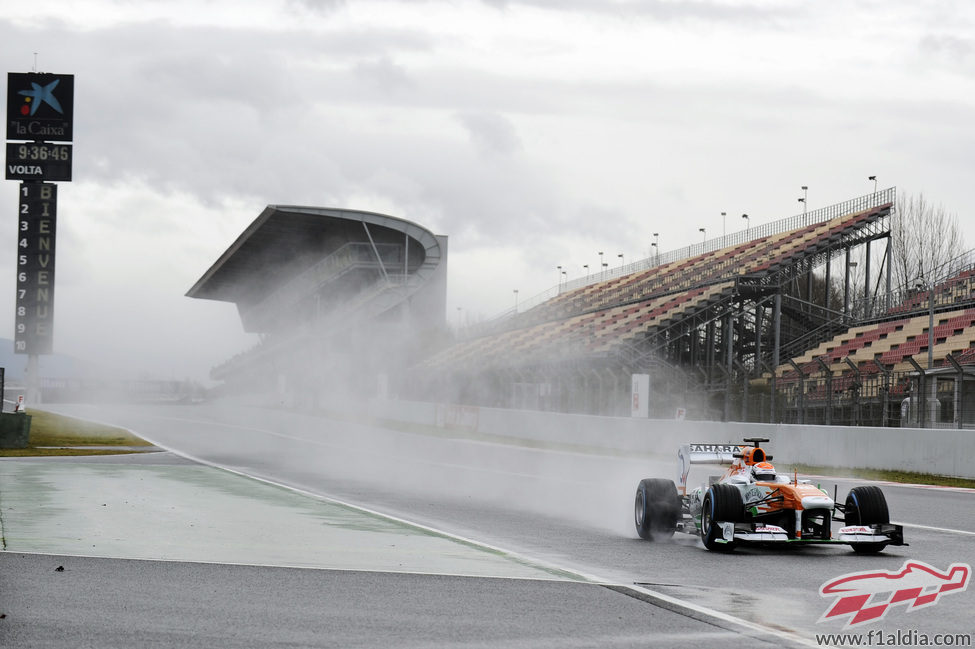 Adrian Sutil pasa por la mojada recta del Circuit de Catalunya
