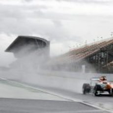 Adrian Sutil pasa por la mojada recta del Circuit de Catalunya