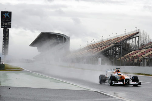 Adrian Sutil pasa por la mojada recta del Circuit de Catalunya
