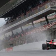 Max Chilton pasa por la recta de meta del Circuit bajo la lluvia