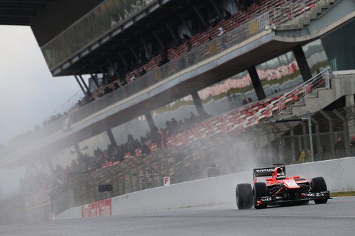 Max Chilton pasa por la recta de meta del Circuit bajo la lluvia