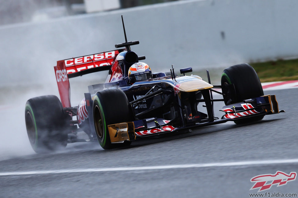 Jean-Éric Vergne levantando agua en la recta del Circuit de Catalunya