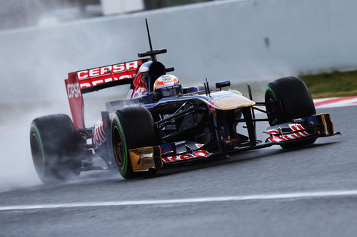 Jean-Éric Vergne levantando agua en la recta del Circuit de Catalunya