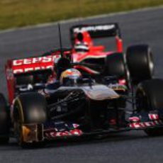 El Toro Rosso de Vergne por delante del Marussia de Chilton