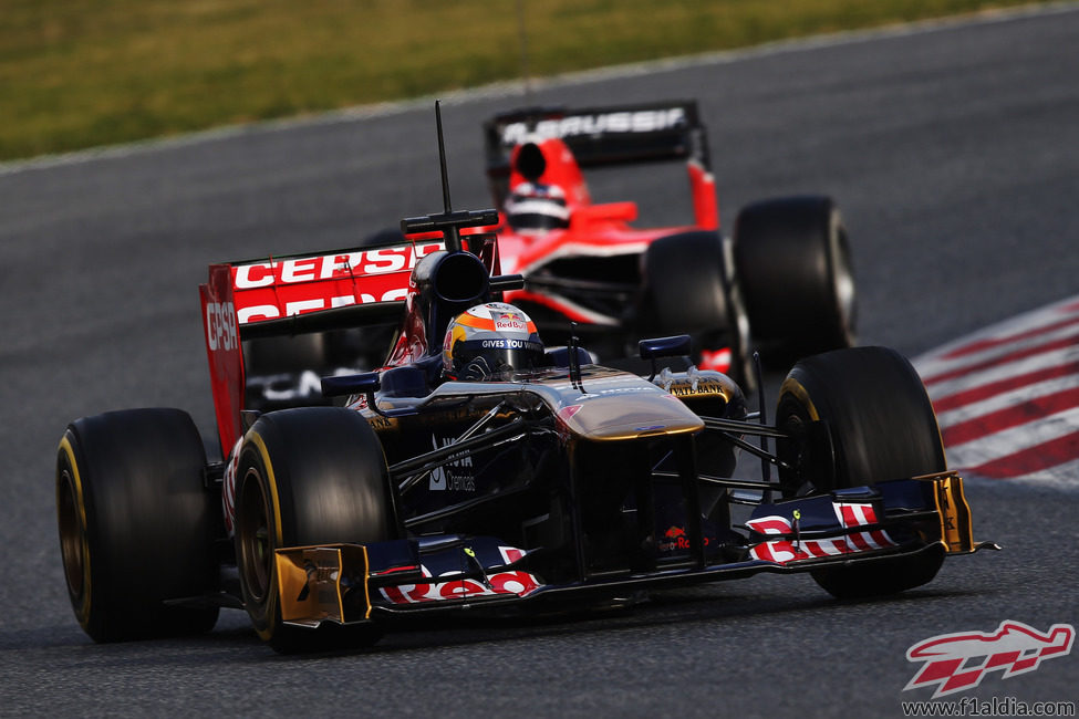 El Toro Rosso de Vergne por delante del Marussia de Chilton