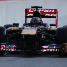 Daniel Ricciardo ingresa al pit-lane en una mañana pasada por agua
