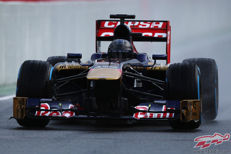 Daniel Ricciardo ingresa al pit-lane en una mañana pasada por agua