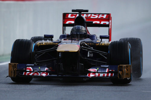 Daniel Ricciardo ingresa al pit-lane en una mañana pasada por agua