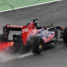 El Toro Rosso de Daniel Ricciardo bajo la lluvia de Barcelona