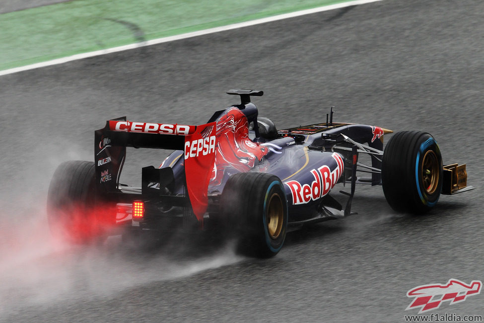 El Toro Rosso de Daniel Ricciardo bajo la lluvia de Barcelona