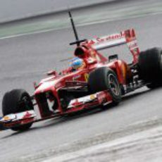 Fernando Alonso con neumáticos intermedios en Montmeló