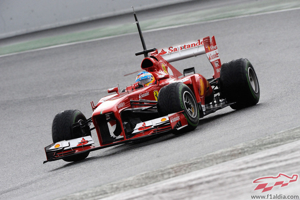 Fernando Alonso con neumáticos intermedios en Montmeló