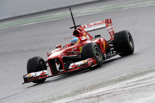 Fernando Alonso con neumáticos intermedios en Montmeló