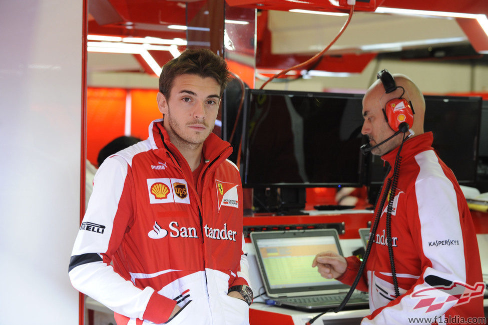 Jules Bianchi vestido con los colores de Ferrari en Barcelona