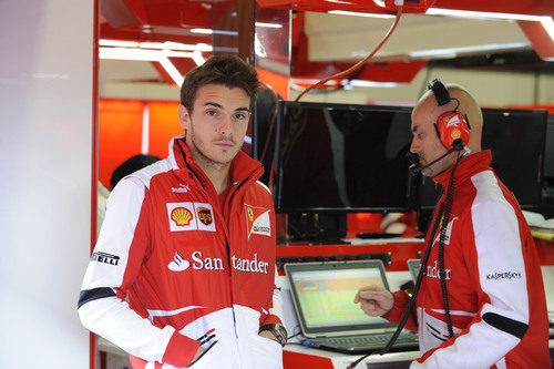 Jules Bianchi vestido con los colores de Ferrari en Barcelona