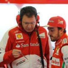 Nikolas Tombazis habla con Fernando Alonso en el garaje de Ferrari