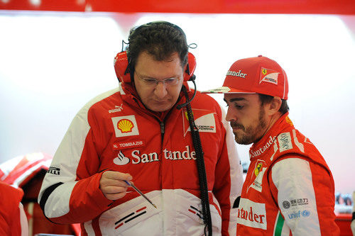 Nikolas Tombazis habla con Fernando Alonso en el garaje de Ferrari
