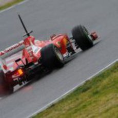 Fernando Alonso pilota su Ferrari F138 en el segundo día de test