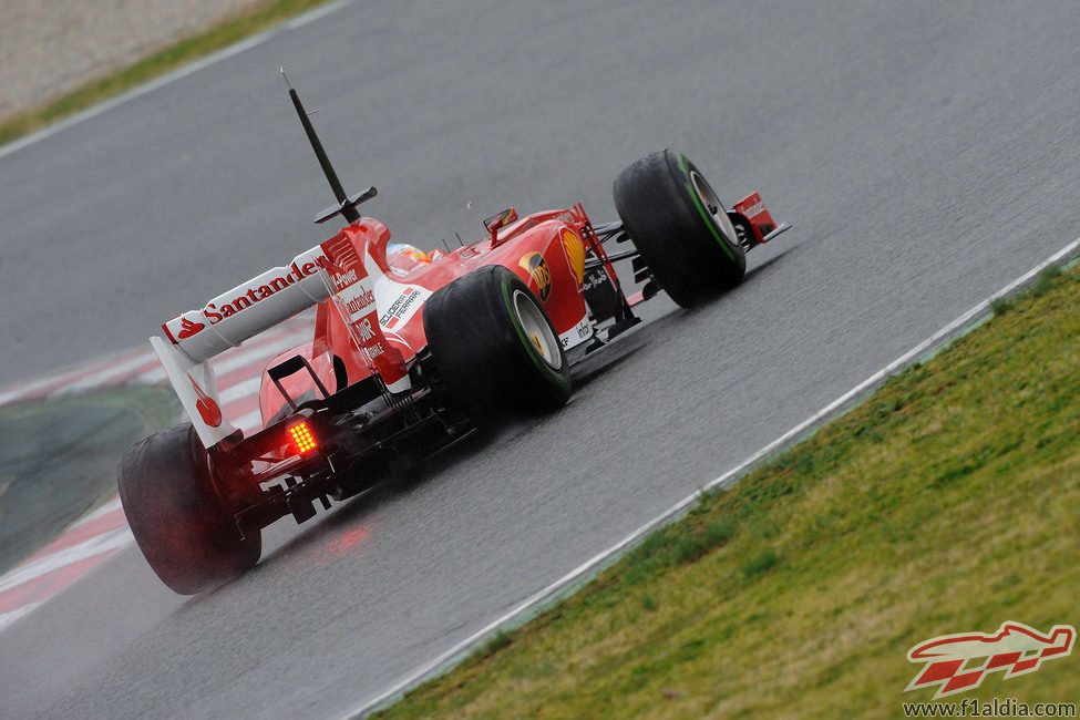 Fernando Alonso pilota su Ferrari F138 en el segundo día de test