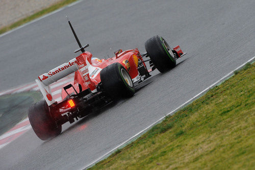Fernando Alonso pilota su Ferrari F138 en el segundo día de test