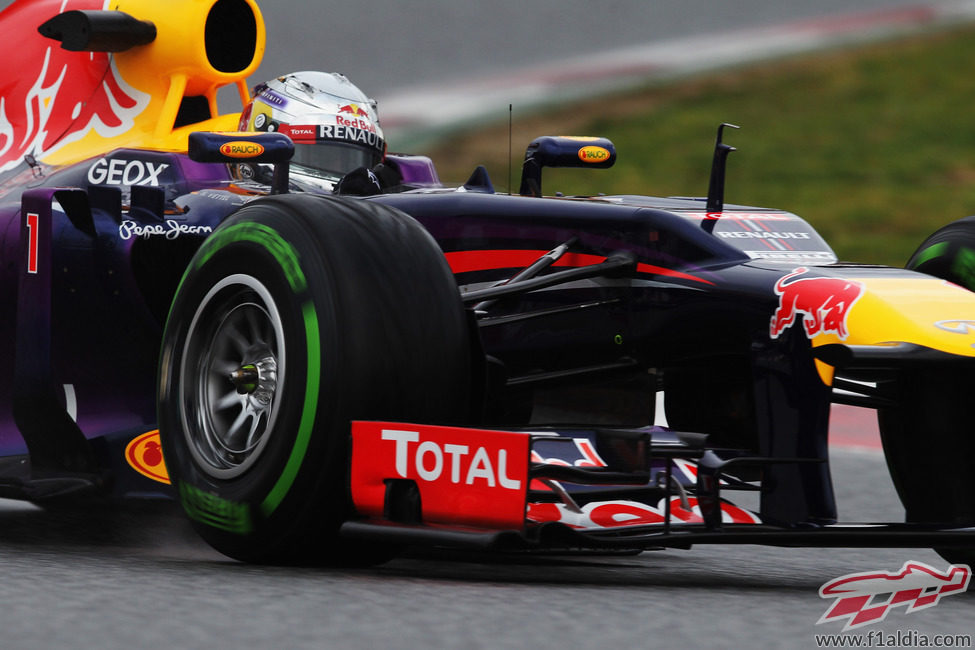 Sebastian Vettel rueda con los neumáticos intermedios