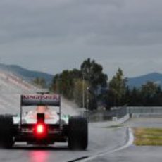 Adrian Sutil saliendo del pitlane del Circuit de Catalunya