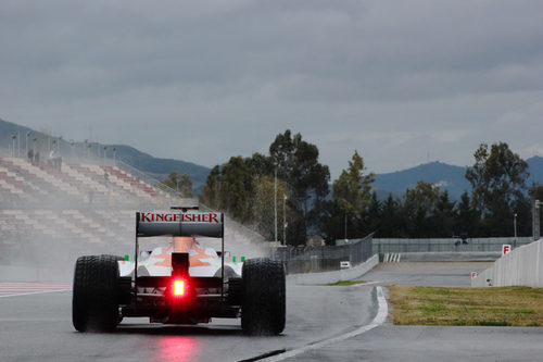 Adrian Sutil saliendo del pitlane del Circuit de Catalunya