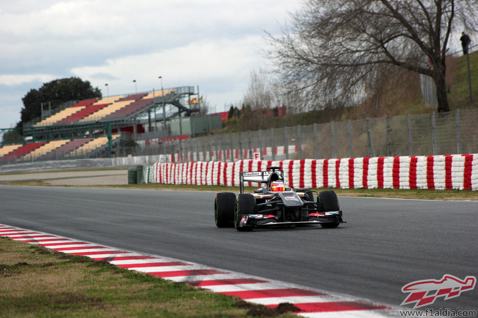 Esteban Gutiérrez pilota sobre lluvia en Montmeló