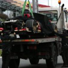 El Lotus E21 de Romain Grosjean vuelve con la grúa