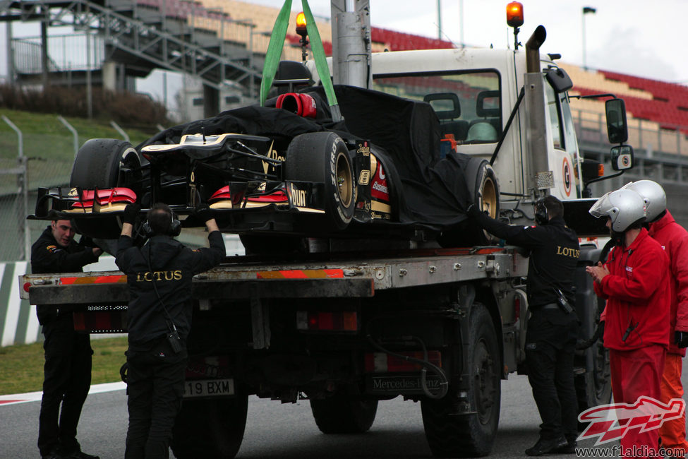 El Lotus E21 de Romain Grosjean vuelve con la grúa