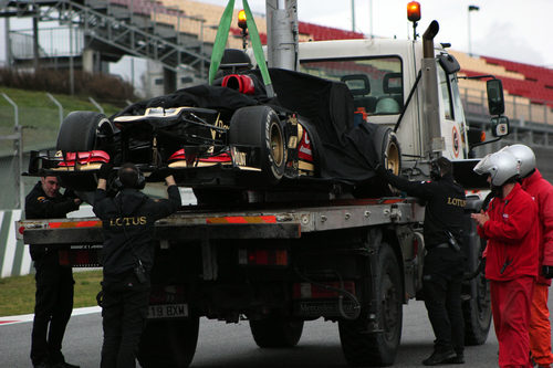 El Lotus E21 de Romain Grosjean vuelve con la grúa
