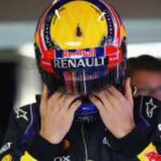 Mark Webber ajusta su casco antes de subir al Red Bull