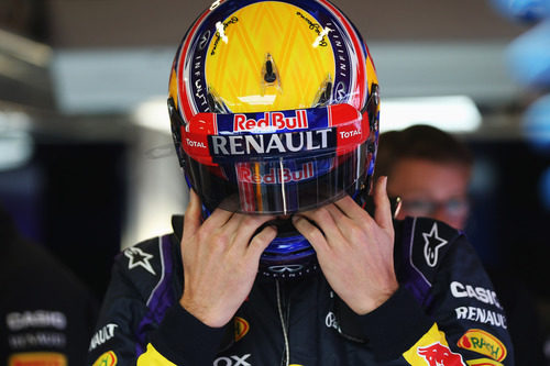 Mark Webber ajusta su casco antes de subir al Red Bull