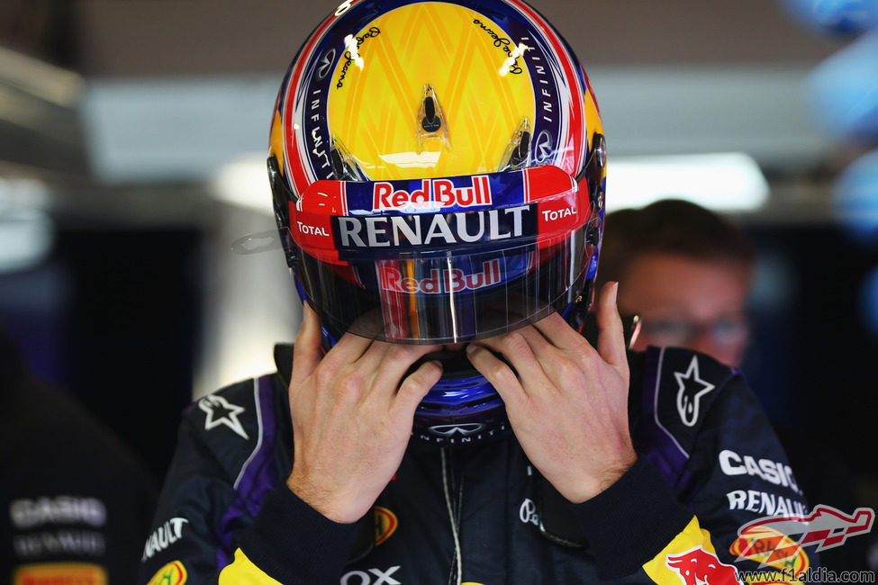 Mark Webber ajusta su casco antes de subir al Red Bull