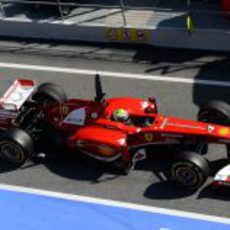 Felipe Massa sale de boxes con su Ferrari en Montmeló