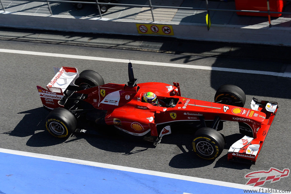 Felipe Massa sale de boxes con su Ferrari en Montmeló